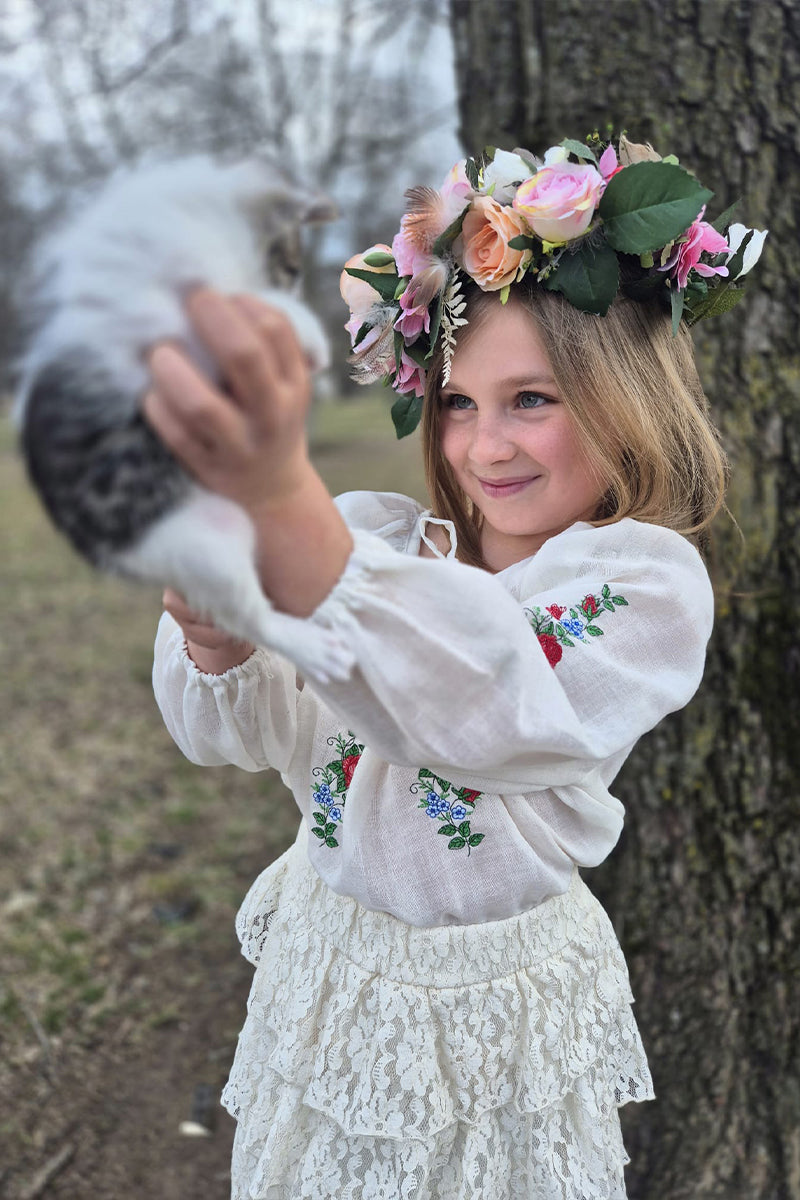 Bluză gen ie de fetița cu buchet de flori