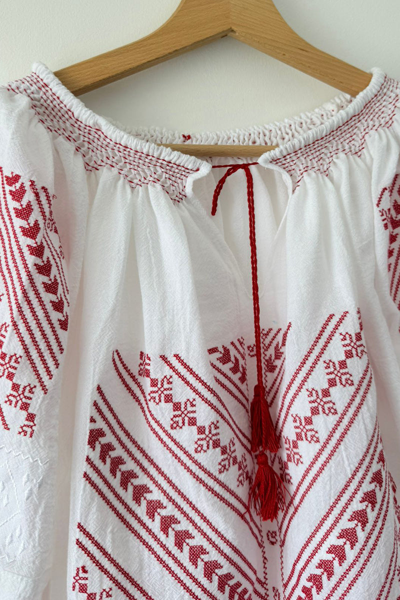 Ie brodată mecanic cu model floral arhaic