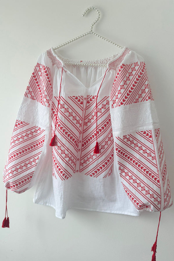 Ie brodată mecanic cu model floral arhaic