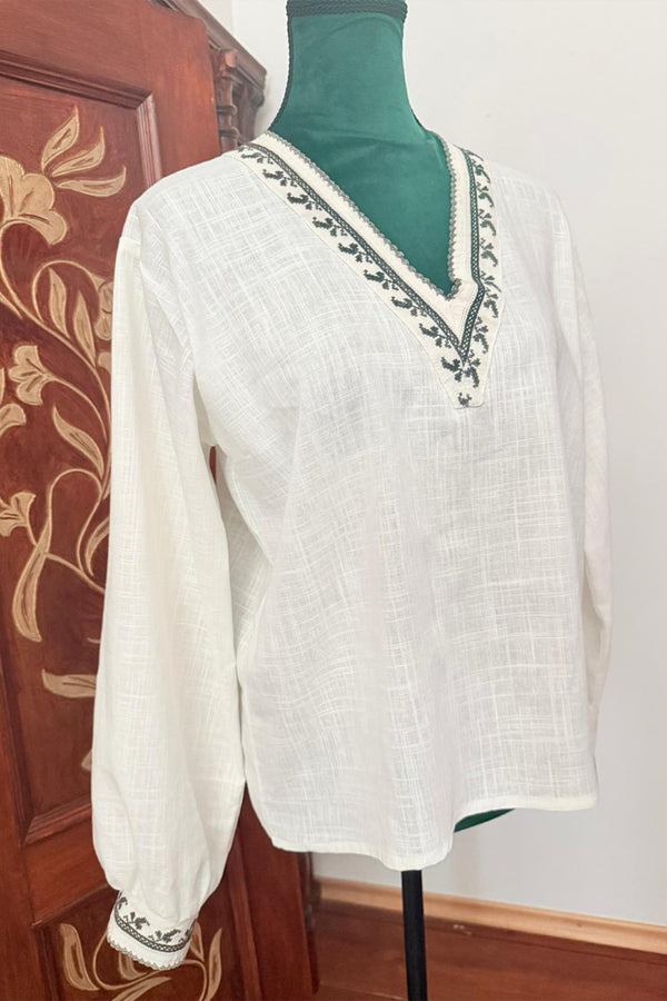 Bluză modernă cu inserții de broderie vintage