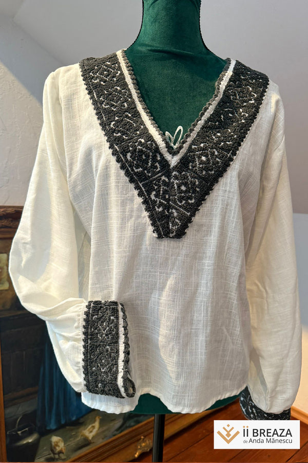 Bluză cu aplicații brodate manual – tehnica acului persan - Flori