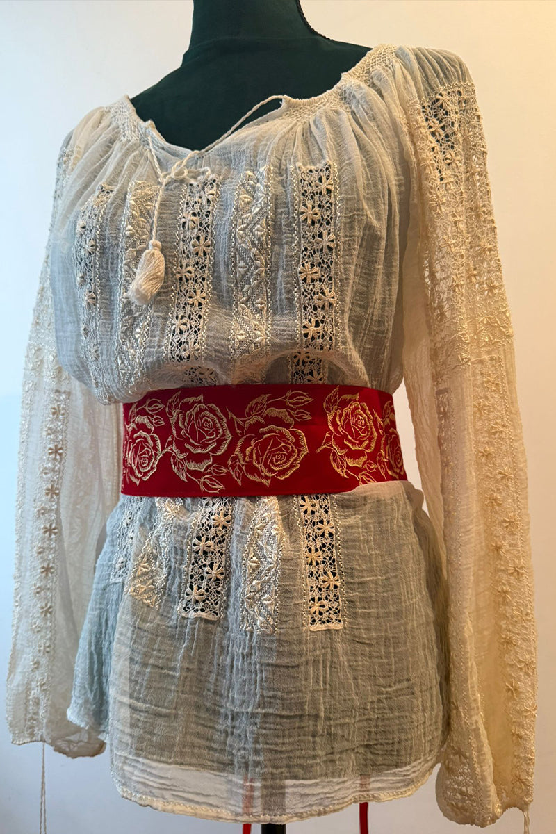 Brâu roșu de catifea, brodat cu trandafiri aurii