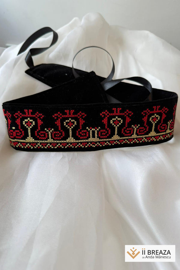 Brâu brodat pe catifea cu simbolul Crestelor