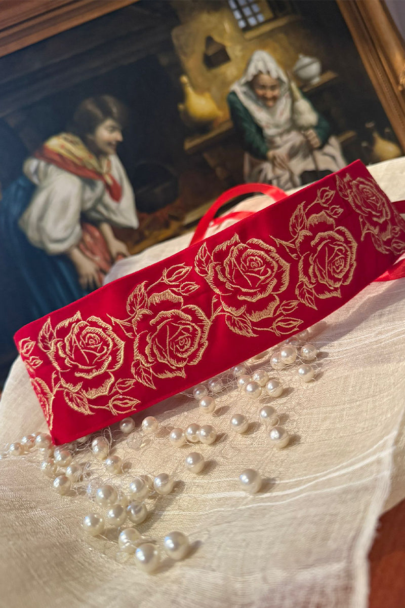 Brâu roșu de catifea, brodat cu trandafiri aurii