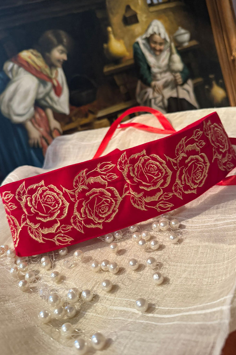 Brâu roșu de catifea, brodat cu trandafiri aurii