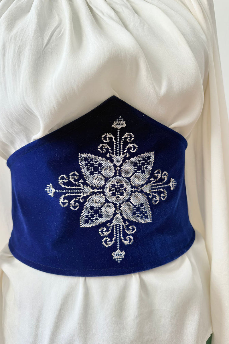 Brâu tip corset, brodat cu simbol tradițional