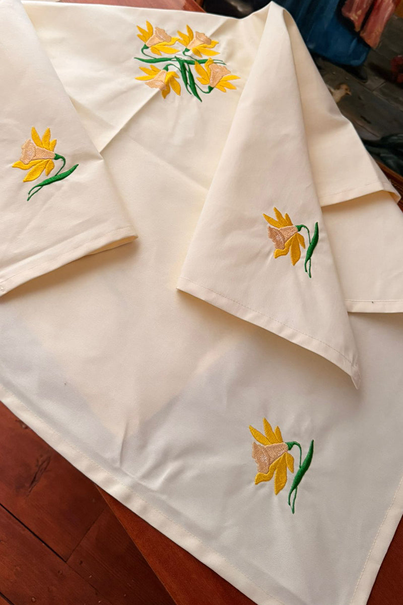 Față de masă pătrată (100 x 100 cm), brodată cu modelul Narcise