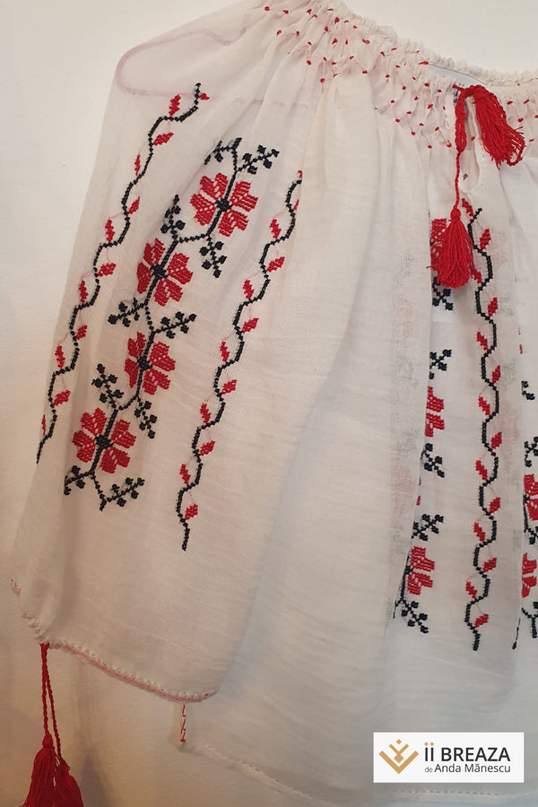 IE Fetiță Brodată Manual - model Floare de Măr