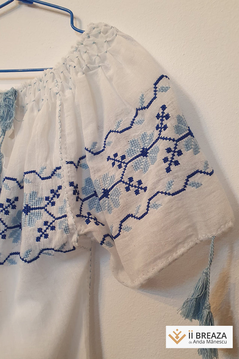 Ie fetiță cu broderie manuală - model Floare de Măr