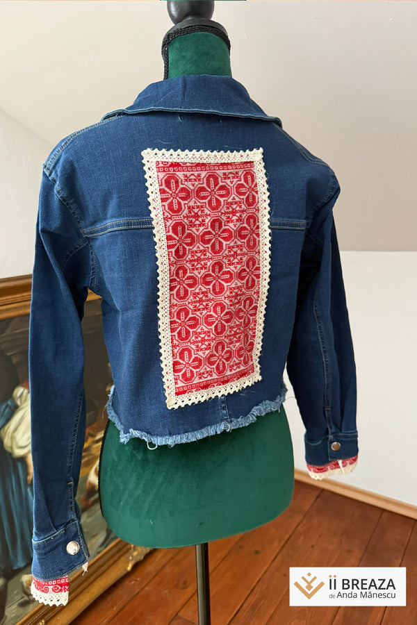 Geacă de blugi cu aplicații vintage – unicat