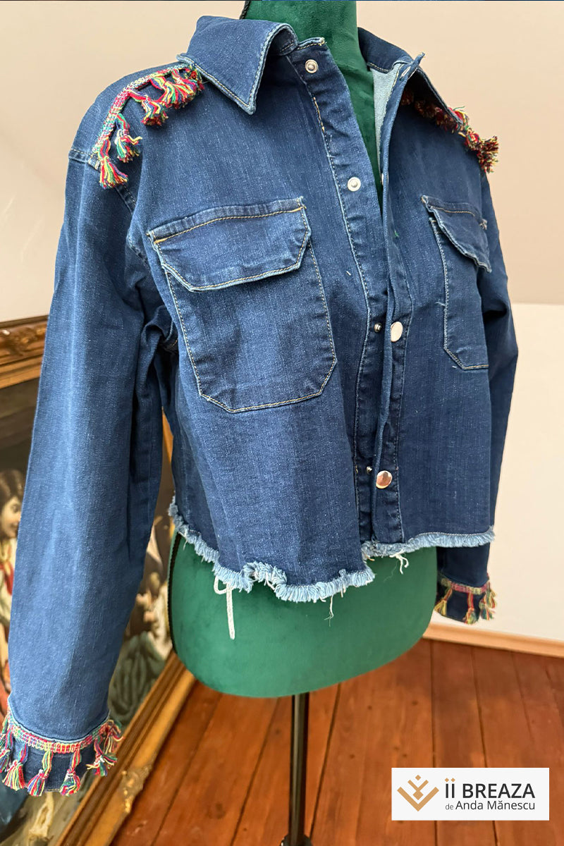 Geacă de blugi cu aplicație vintage – panseluțe colorate
