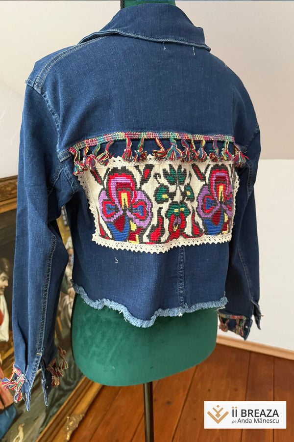 Geacă de blugi cu aplicație vintage – panseluțe colorate