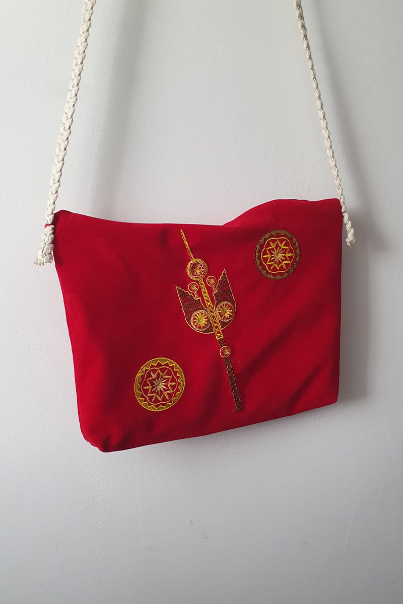 Poșetă cross body, brodată cu simbolul Furcii Maramureșene