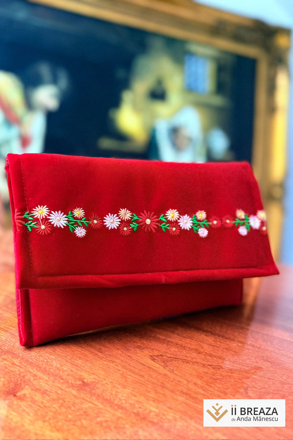 Gentuță/ plic din catifea roșie, brodată cu motive florale