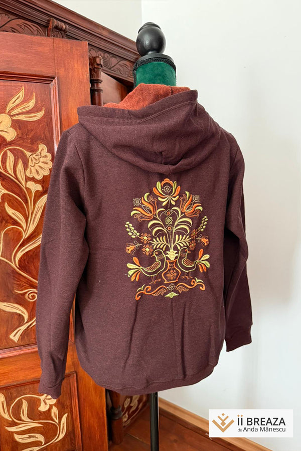 Hanorac cu broderie inspirată din mitologia românească
