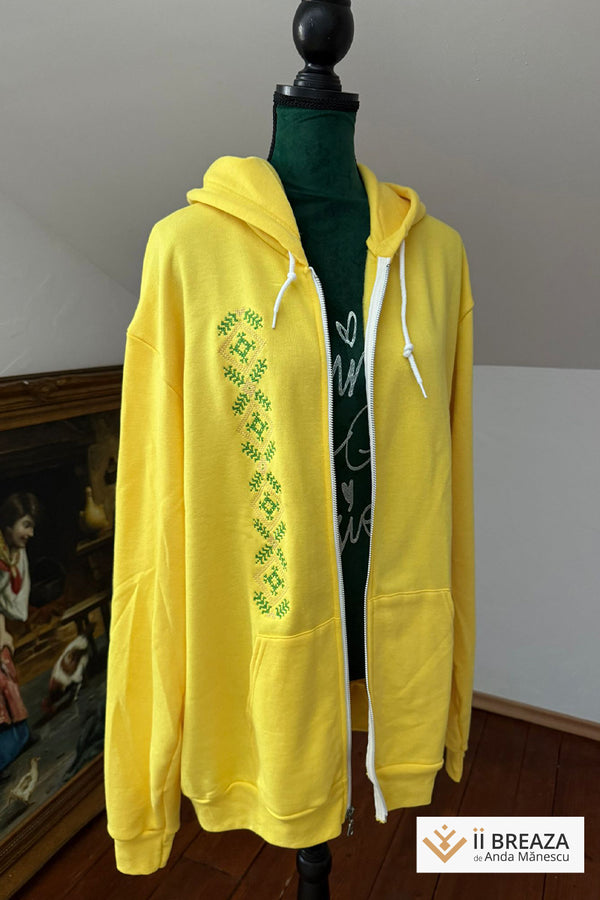 Hanorac brodat cu motivul Bradului