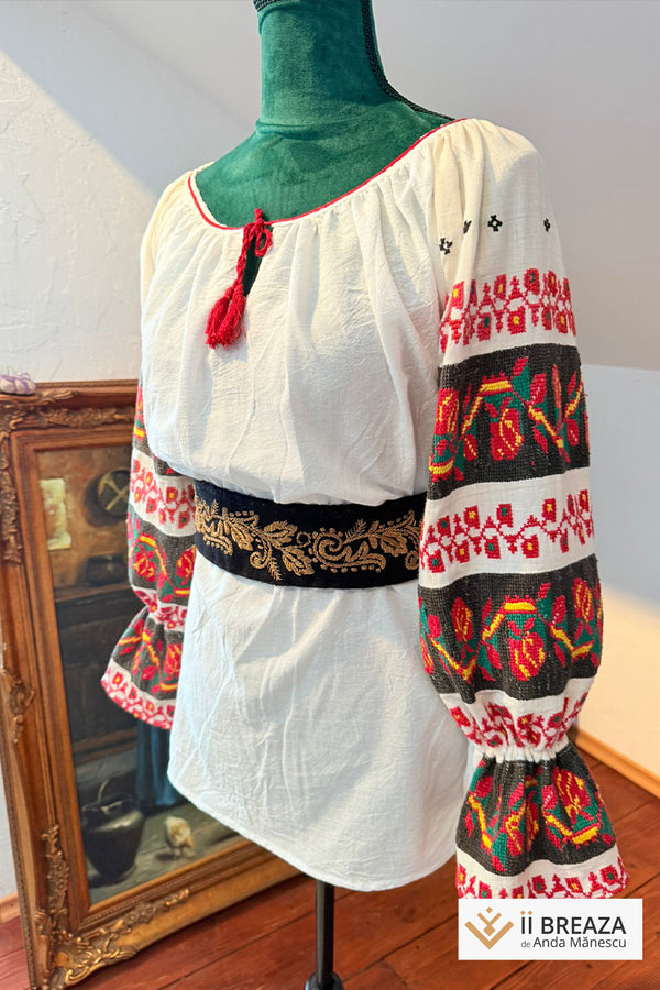 Ie cu mâneci vintage și broderie înflorată