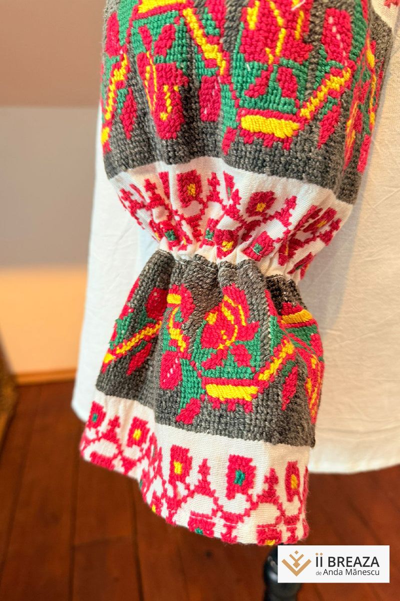 Ie cu mâneci vintage și broderie înflorată