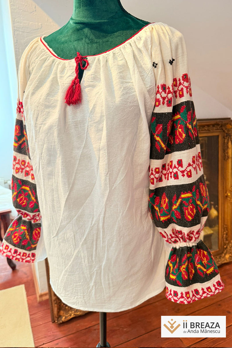 Ie cu mâneci vintage și broderie înflorată
