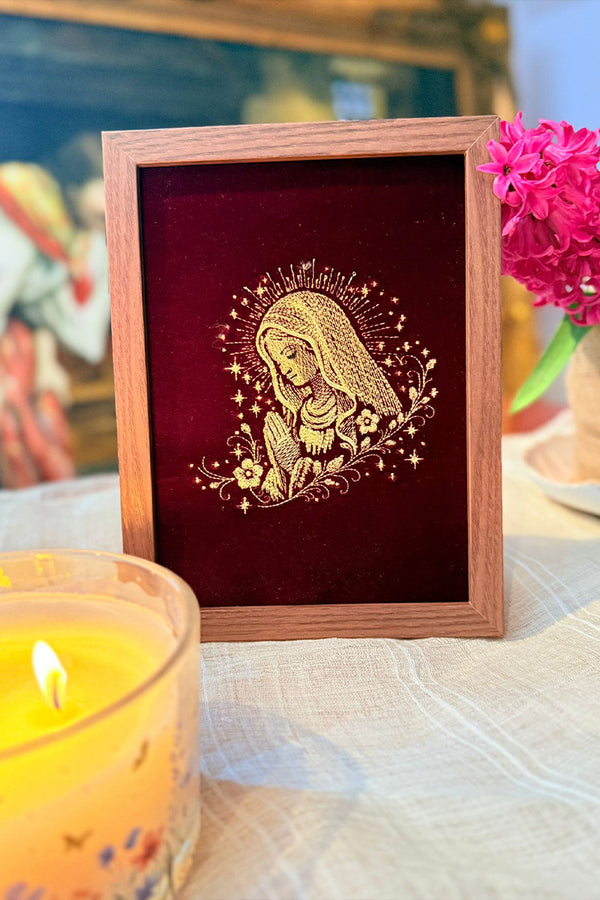 Tablou brodat cu Maica Domnului în rugăciune, auriu