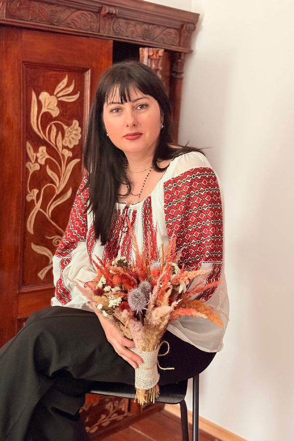 Ie veche, recondiționată, brodată cu „Floarea Vieții” – varianta arhaică