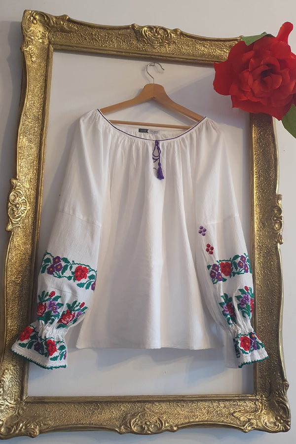 Ie vintage cu broderie florală – model tradițional reinterpretat