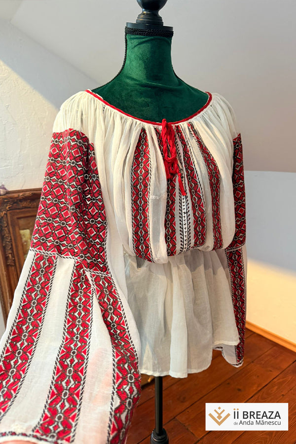 Ie veche, recondiționată, brodată cu „Floarea Vieții” – varianta arhaică