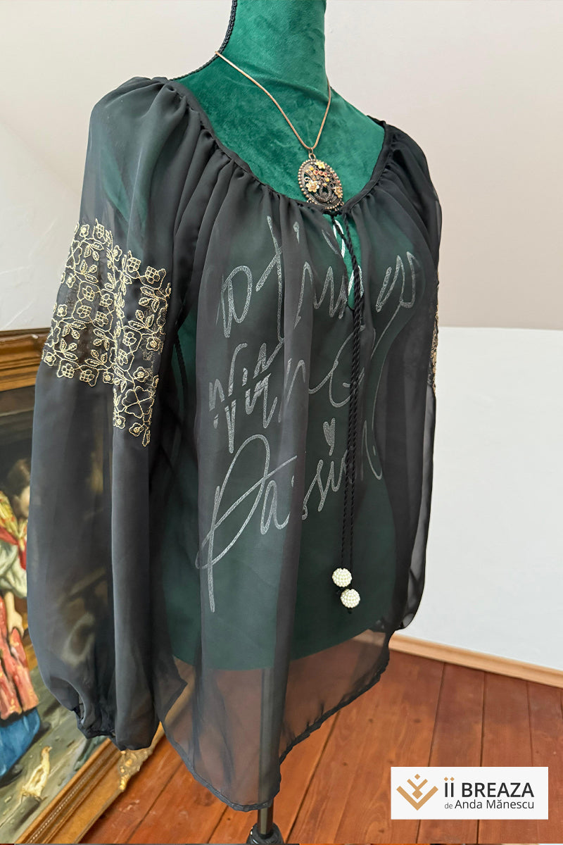 Bluză „Pure Silk” Desăvârșirea Eleganței – Eleganță și Tradiție în Fiecare Fir
