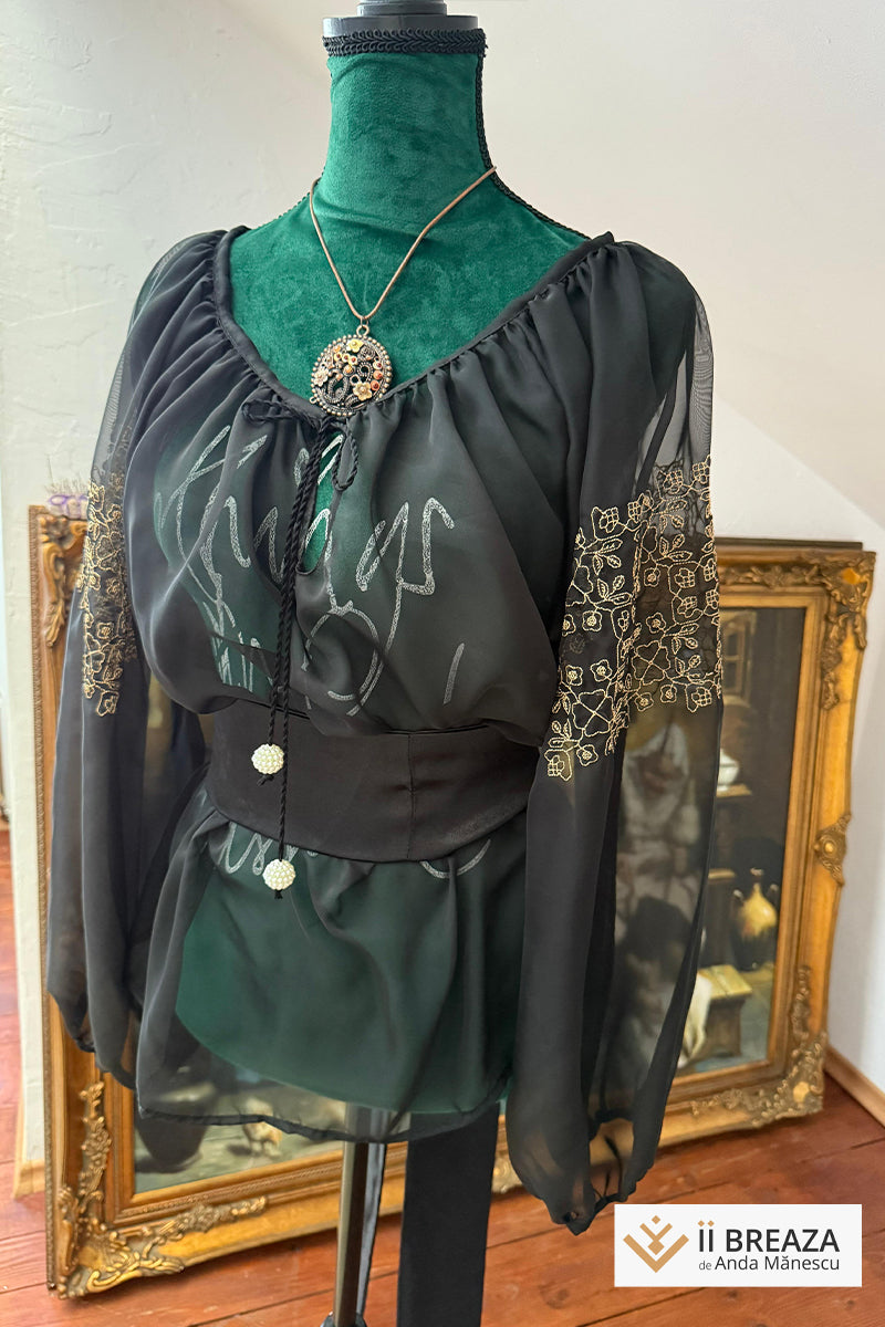 Bluză „Pure Silk” Desăvârșirea Eleganței – Eleganță și Tradiție în Fiecare Fir