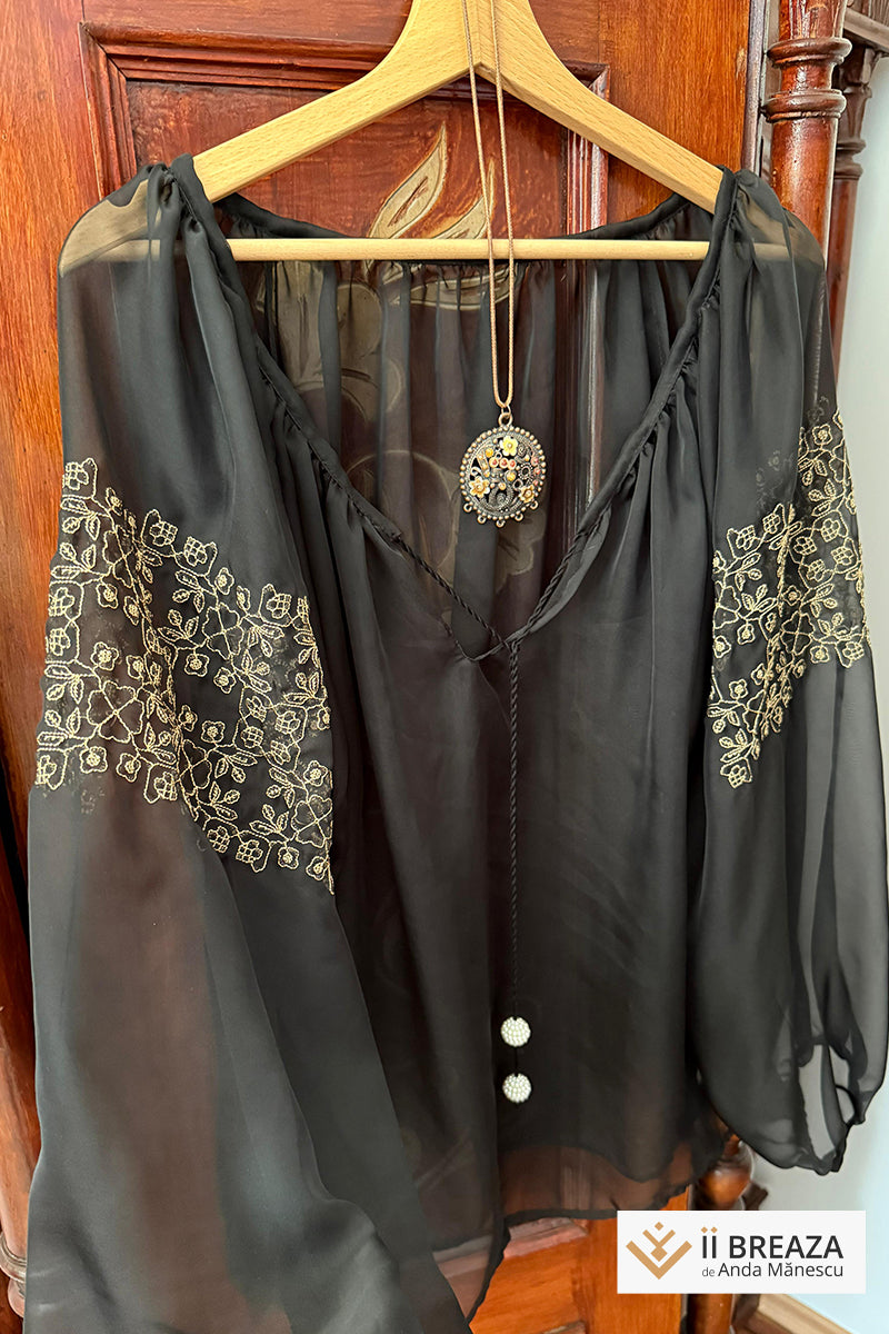 Bluză „Pure Silk” Desăvârșirea Eleganței – Eleganță și Tradiție în Fiecare Fir