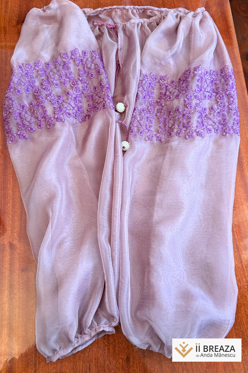 Bluză „Pure Silk” Roz Delicat – Eleganță și Tradiție în Fiecare Fir