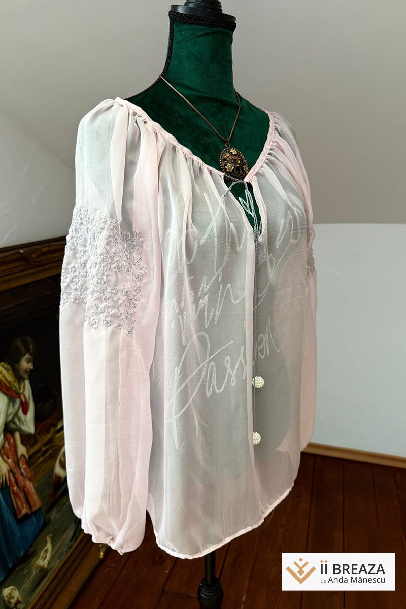 Bluză „Pure Silk”  Roz Perlat– Eleganță și Tradiție în Fiecare Fir
