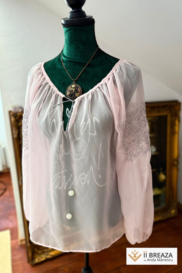 Bluză „Pure Silk”  Roz Perlat– Eleganță și Tradiție în Fiecare Fir