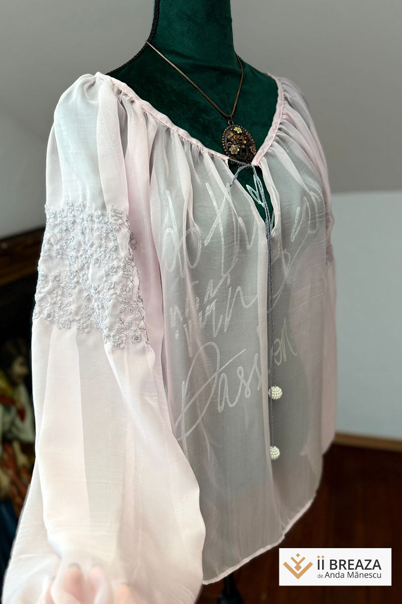 Bluză „Pure Silk”  Roz Perlat– Eleganță și Tradiție în Fiecare Fir