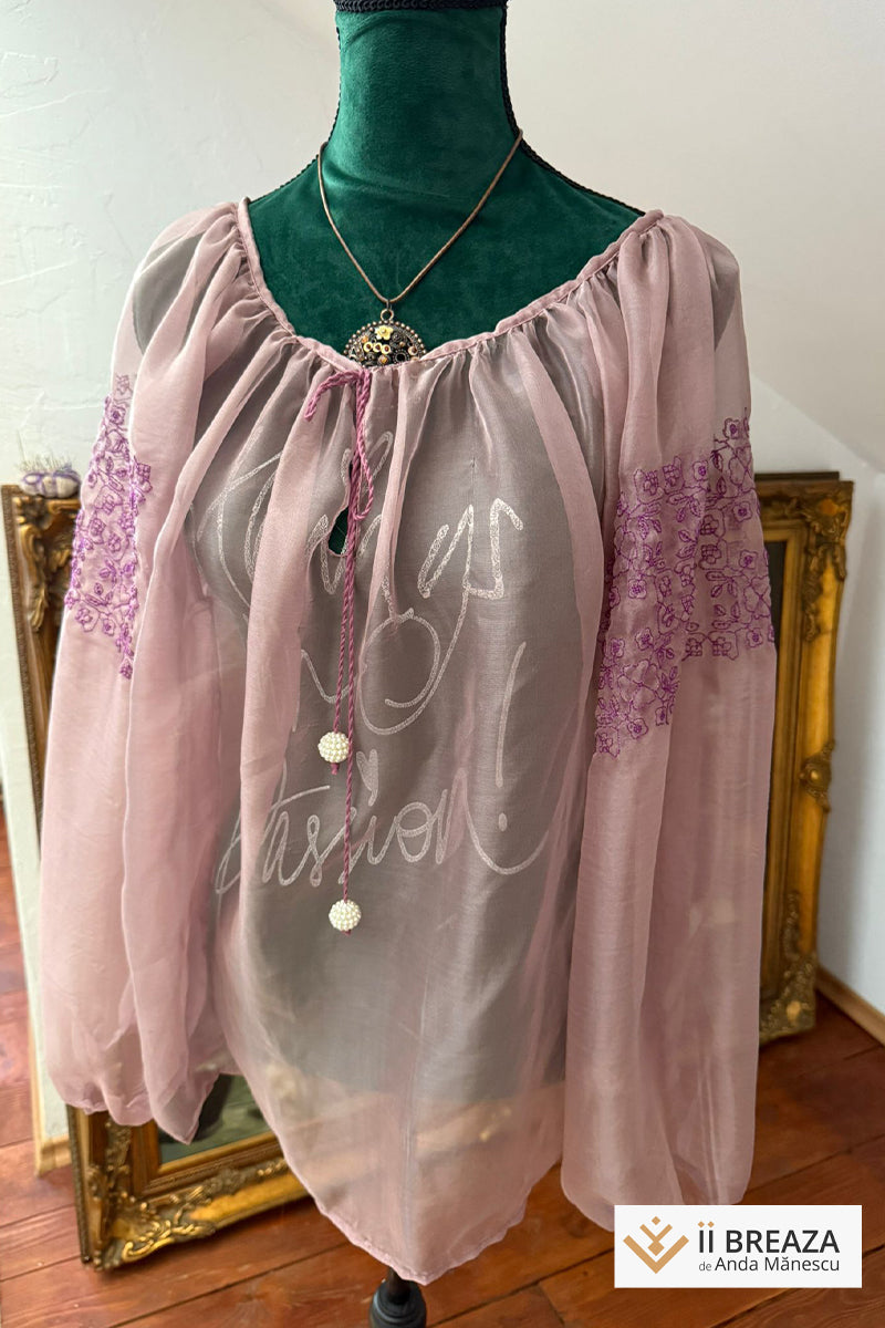 Bluză „Pure Silk” Roz Delicat – Eleganță și Tradiție în Fiecare Fir