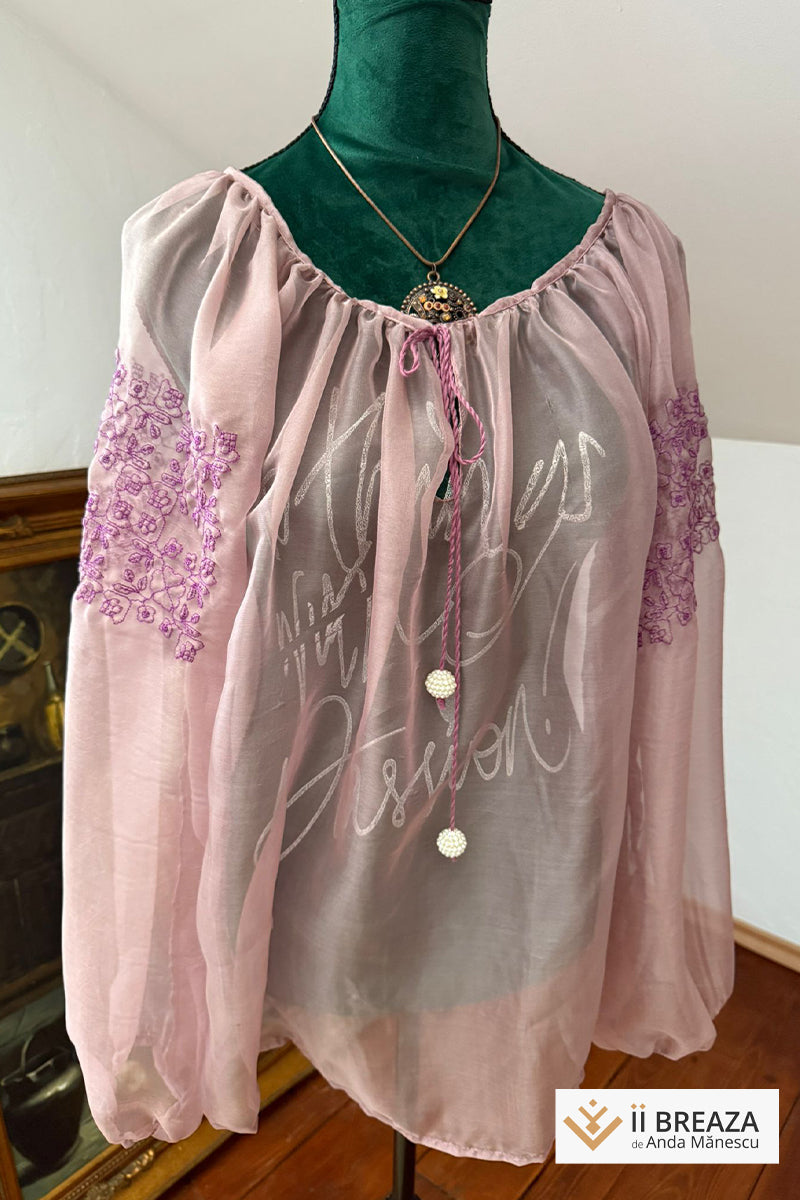 Bluză „Pure Silk” Roz Delicat – Eleganță și Tradiție în Fiecare Fir