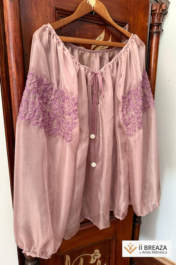 Bluză „Pure Silk” Roz Delicat – Eleganță și Tradiție în Fiecare Fir