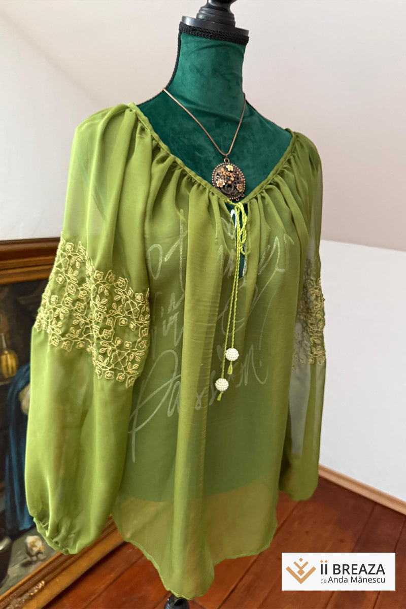 Bluză „Pure Silk” Verde Elegant – Eleganță și Tradiție în Fiecare Fir