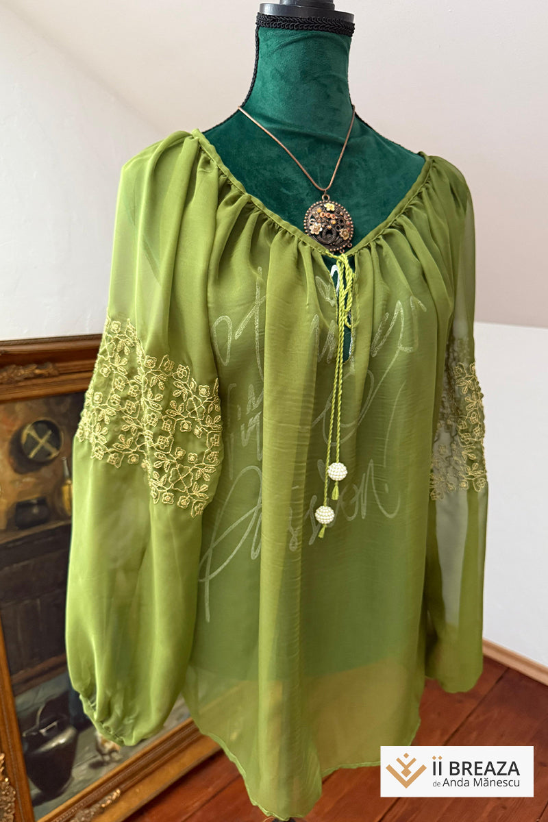 Bluză „Pure Silk” Verde Elegant – Eleganță și Tradiție în Fiecare Fir