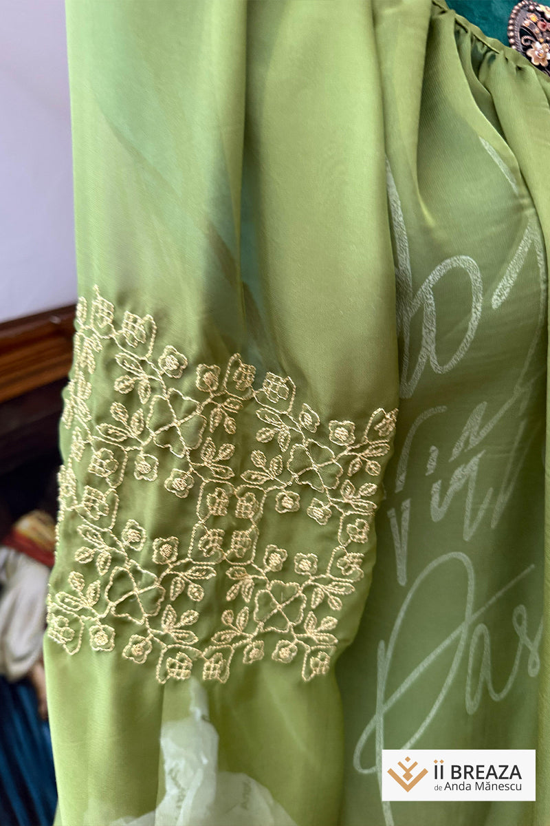 Bluză „Pure Silk” Verde Elegant – Eleganță și Tradiție în Fiecare Fir