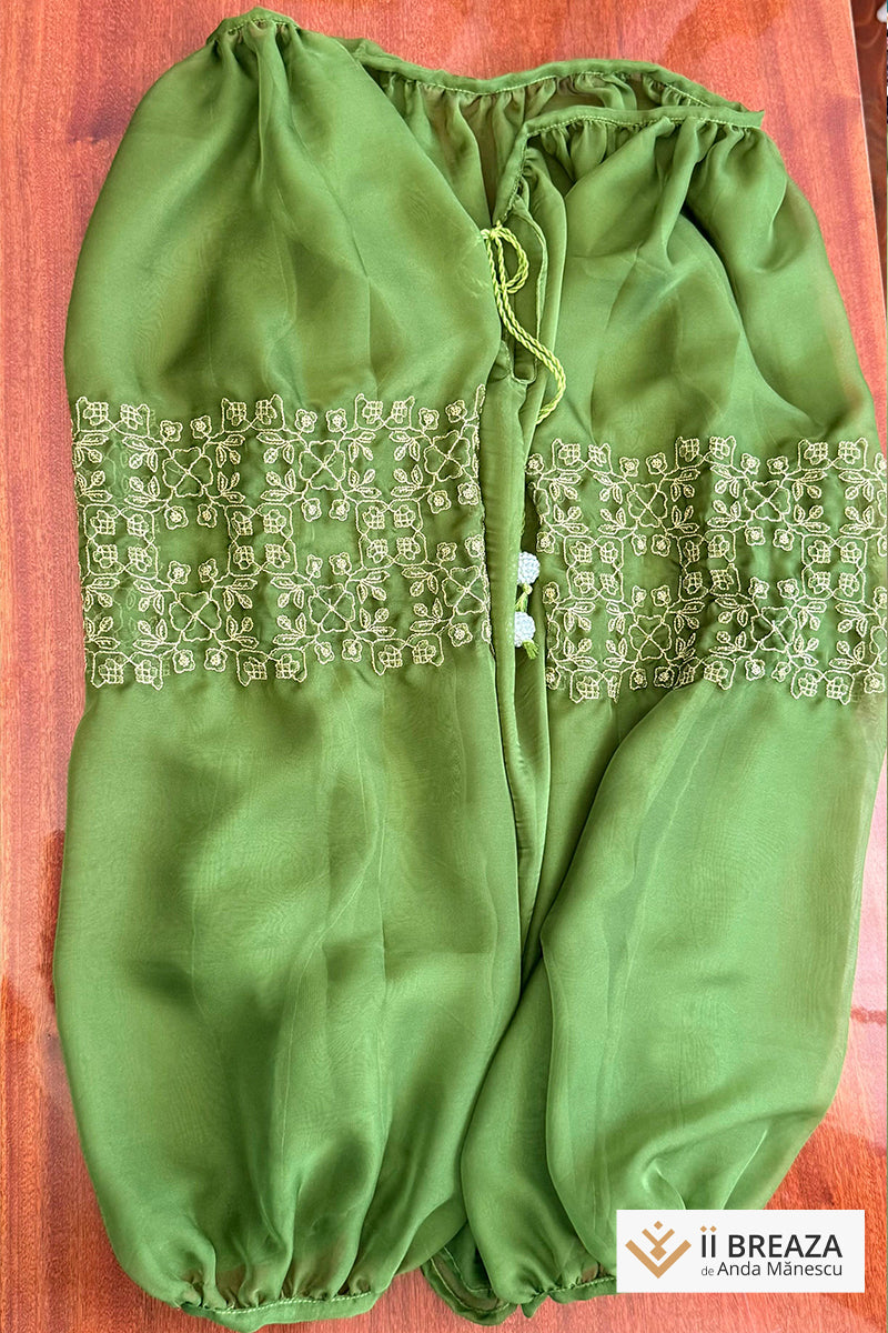 Bluză „Pure Silk” Verde Elegant – Eleganță și Tradiție în Fiecare Fir