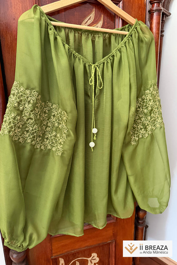 Bluză „Pure Silk” Verde Elegant – Eleganță și Tradiție în Fiecare Fir