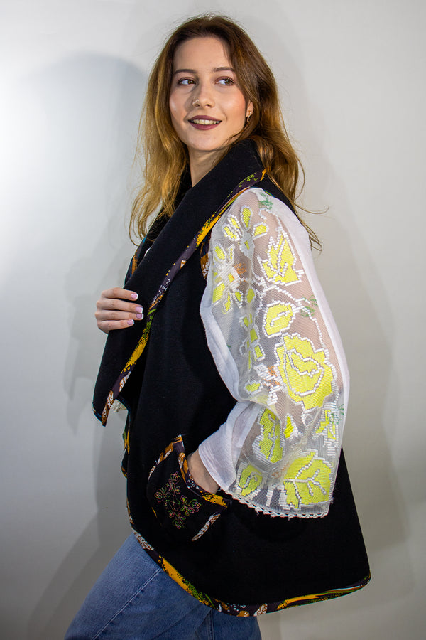 Vestă mărime universală cu broderie pe buzunar