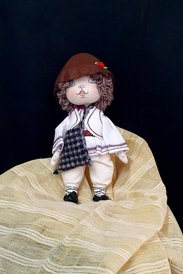 Păpușă reprezentând băiat îmbrăcat în port tradițional, creată în totalitate manual