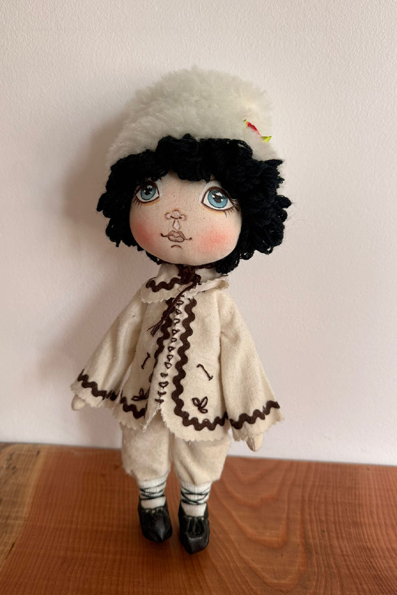 Păpușă reprezentând băiat îmbrăcat în port tradițional, creată în totalitate manual