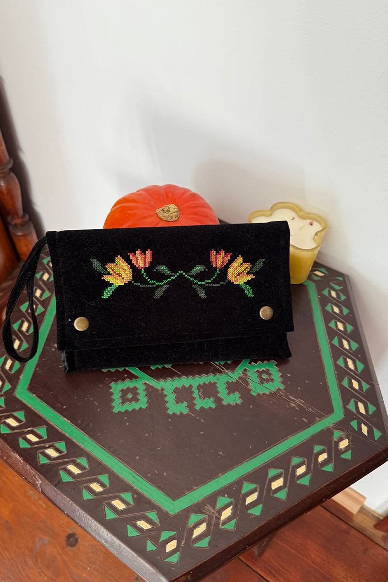 Geantă/ Plic din catifea neagră, elegantă, brodată cu flori