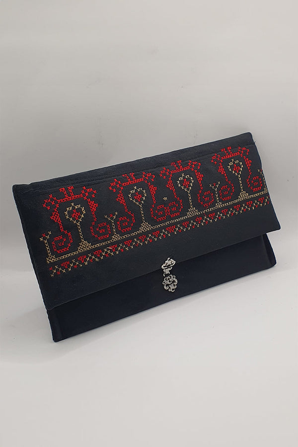 Geantă plic din catifea neagră brodată cu simboluri tradiționale