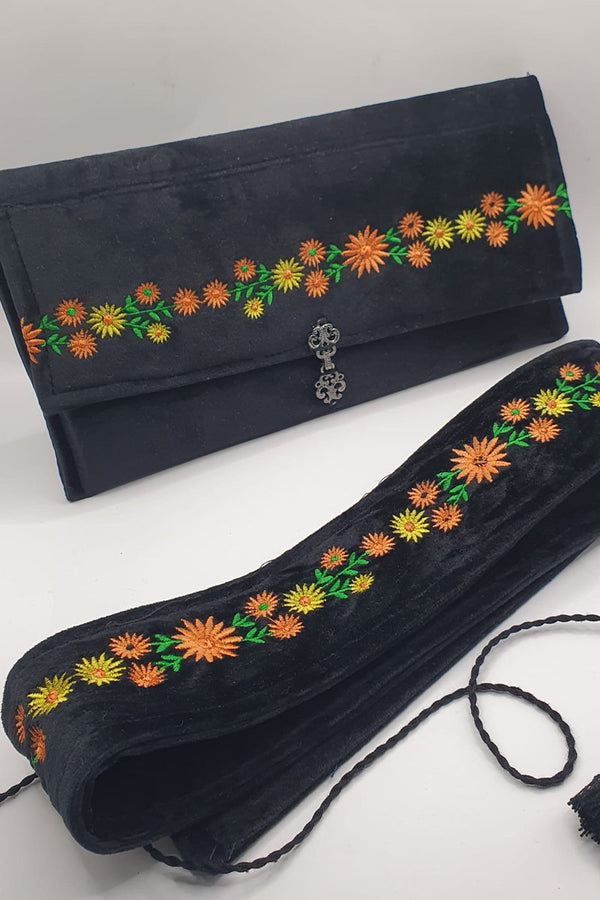 Set elegant format din geantă/ plic și brâu din catifea neagră, ornate cu broderii colorate