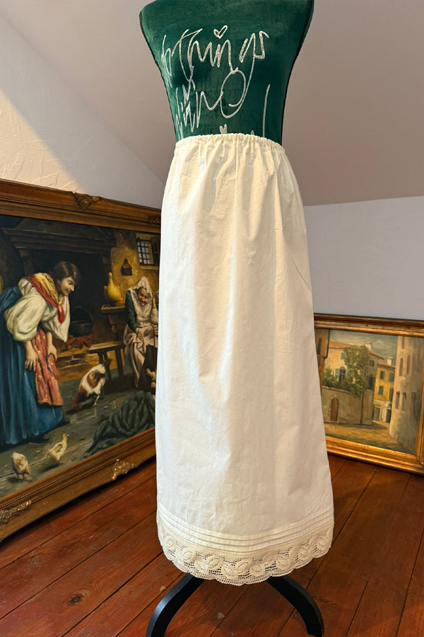 Poale/ subfustă cu dantelă și cerculețe