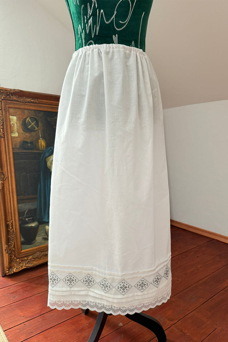 Poale/ subfustă cu cerculeț și broderie tradițională